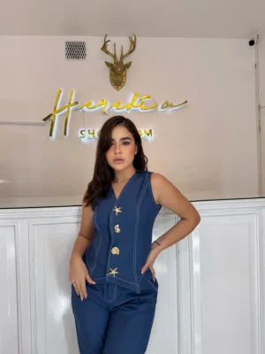 Modelo luciendo el Conjunto Denim Shell de color azul con botones dorados de estrella de mar y caracolas de Heredia Showroom.