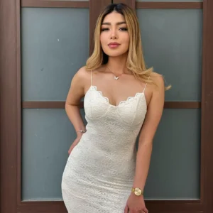 Modelo posando con el Vestido Lace Romántico de encaje floral premium de Heredia Showroom.