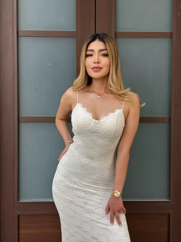 Modelo posando con el Vestido Lace Romántico de encaje floral premium de Heredia Showroom.