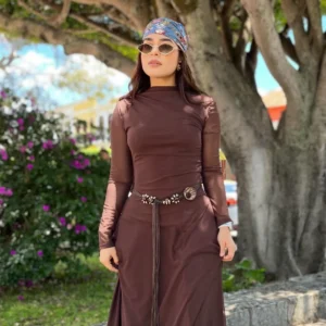 Vestido midi de malla: La sofisticación bohemia que domina la temporada