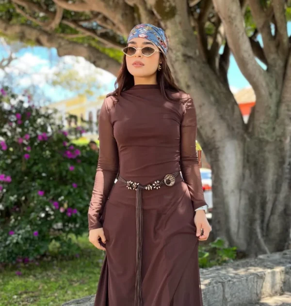 Vestido midi de malla: La sofisticación bohemia que domina la temporada