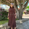 Vestido midi de malla: La sofisticación bohemia que domina la temporada