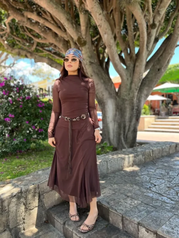 Vestido midi de malla: La sofisticación bohemia que domina la temporada